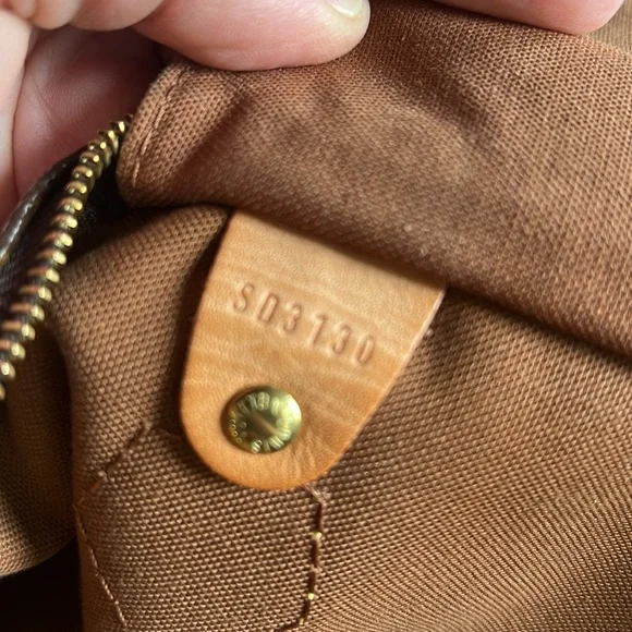 Speedy Bag - Authentic Louis Vuitton Medium Speedy Handbag. - Picture 11 of 16